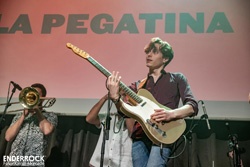 Concert de La Pegatina i Pol Fuentes a l'Antiga Fàbrica Damm de Barcelona 